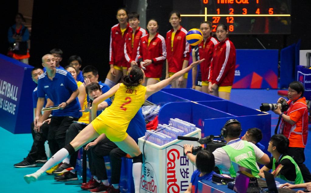 排球朱婷精彩瞬间,朱婷救球手腕受伤