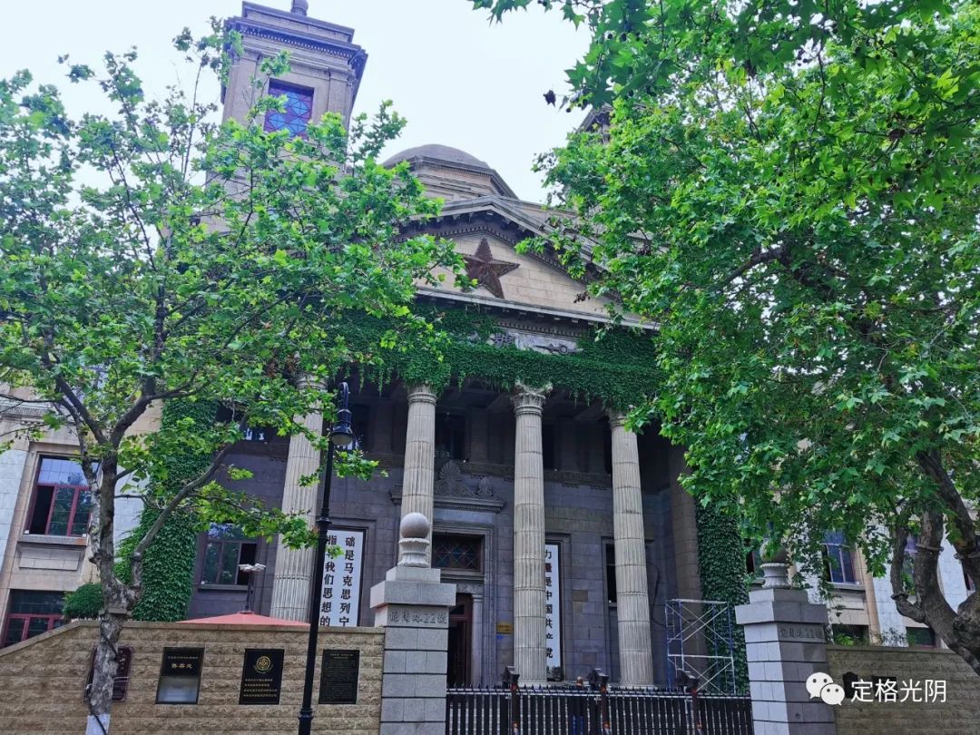 这里欧式建筑遍布，曾是青岛的“华尔街”，青岛这条老街值得一看