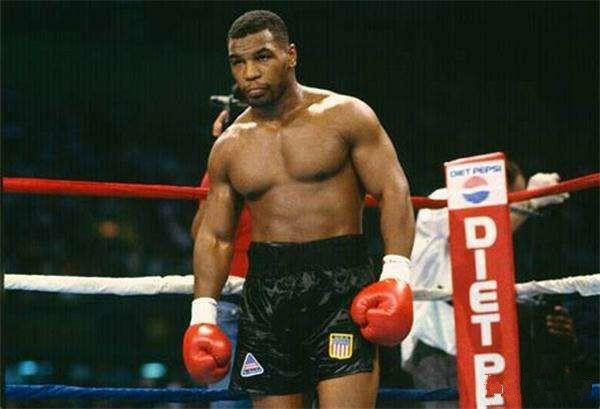 泰森擂台上和观众打仗,普通人和泰森打能扛几秒