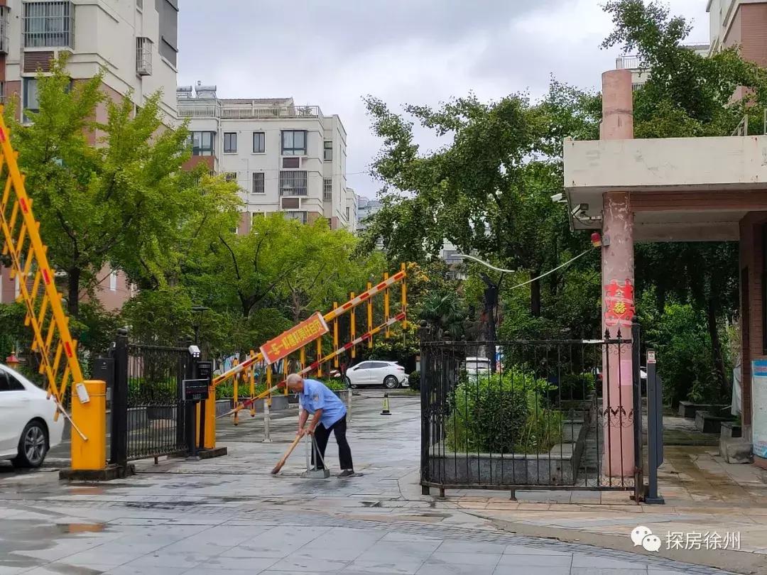 这个小区有点酷！门面全靠保安大爷撑起来，实探后竟发现...