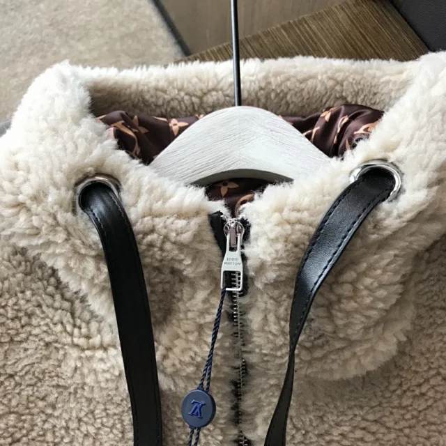 lv中国首发皮毛一体皮衣,lv绵羊毛