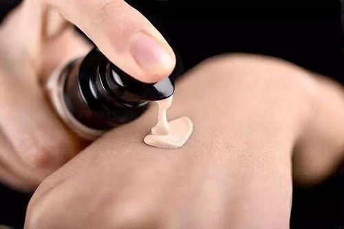 同样的粉底液，为什么你用了就搓泥？遇到搓泥试试这几招