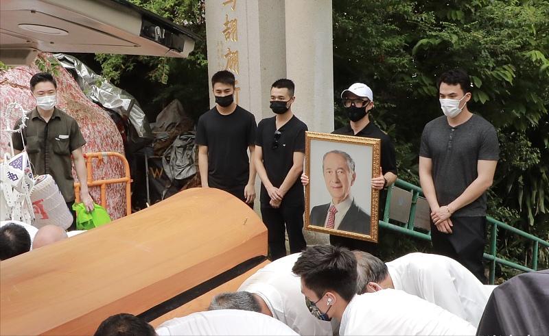 赌王遗体下葬，全家亮相奚梦瑶缺席，四太打扮时髦外孙女太不得体