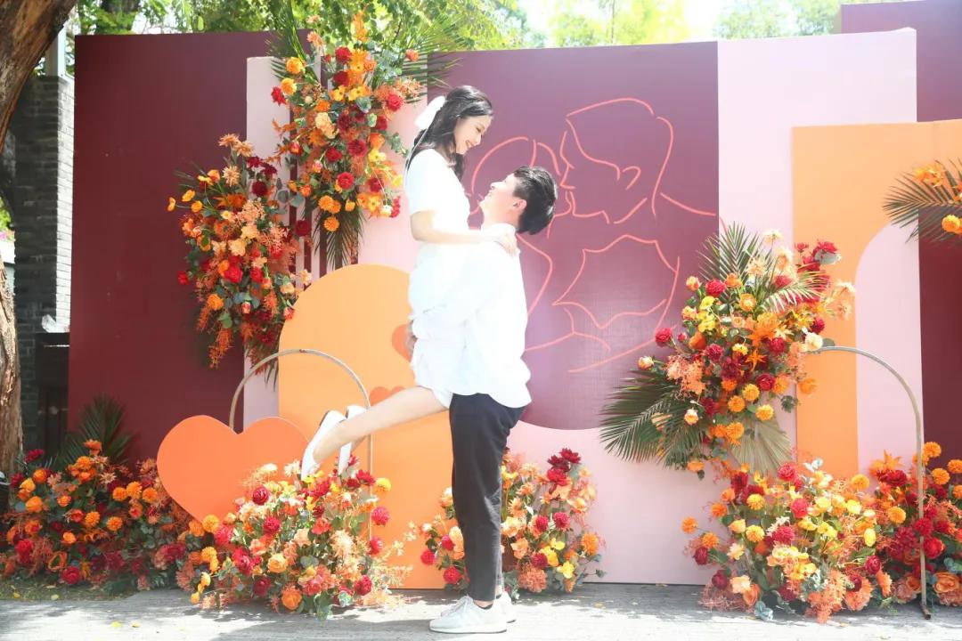 520结婚登记新人领证忙,甜蜜520婚姻登记报道