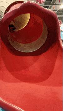 宝宝玩滑滑梯摔下来,宝宝玩滑梯倒着下来