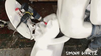 为什么女生尿尿需要纸巾擦，而男生不用？不能学男生抖抖吗？