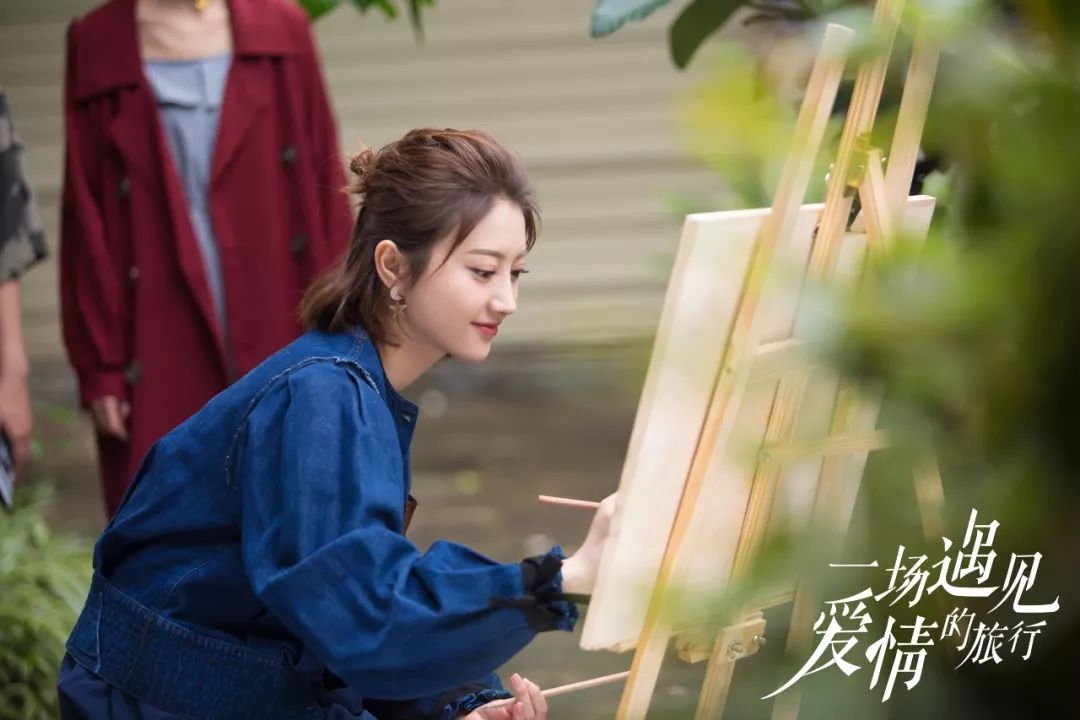 戚薇许嵩最新视频,戚薇现身许嵩演唱会全程抢热搜