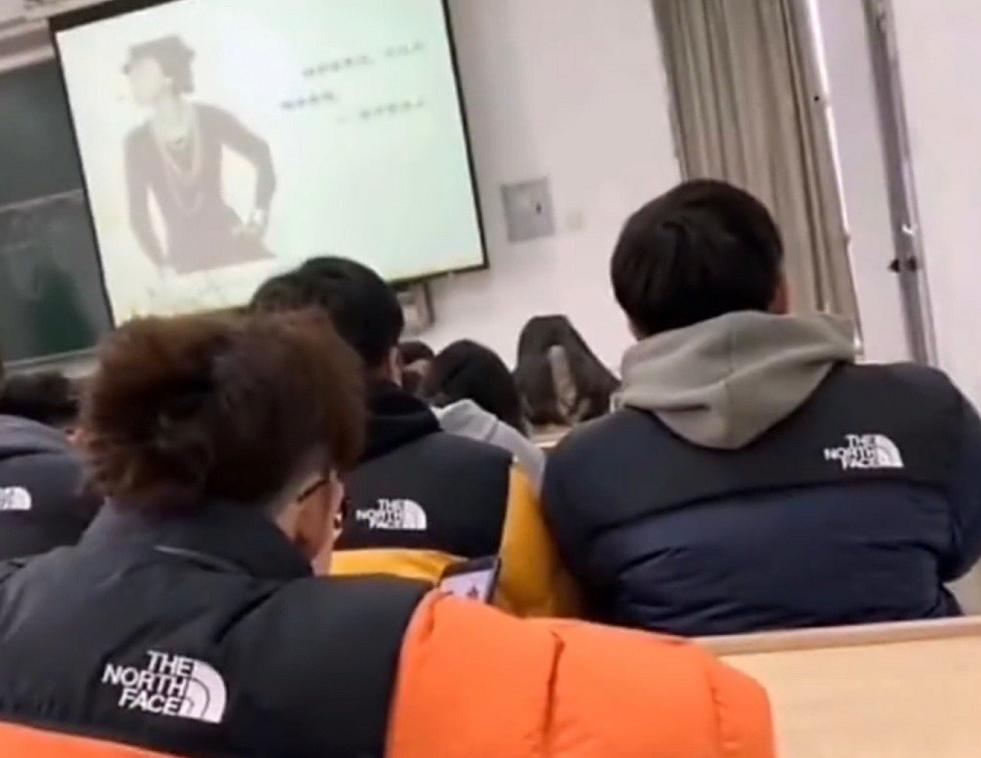 加拿大鹅羽绒服黑标好还是红标好,加拿大鹅羽绒服在加拿大卖多少钱