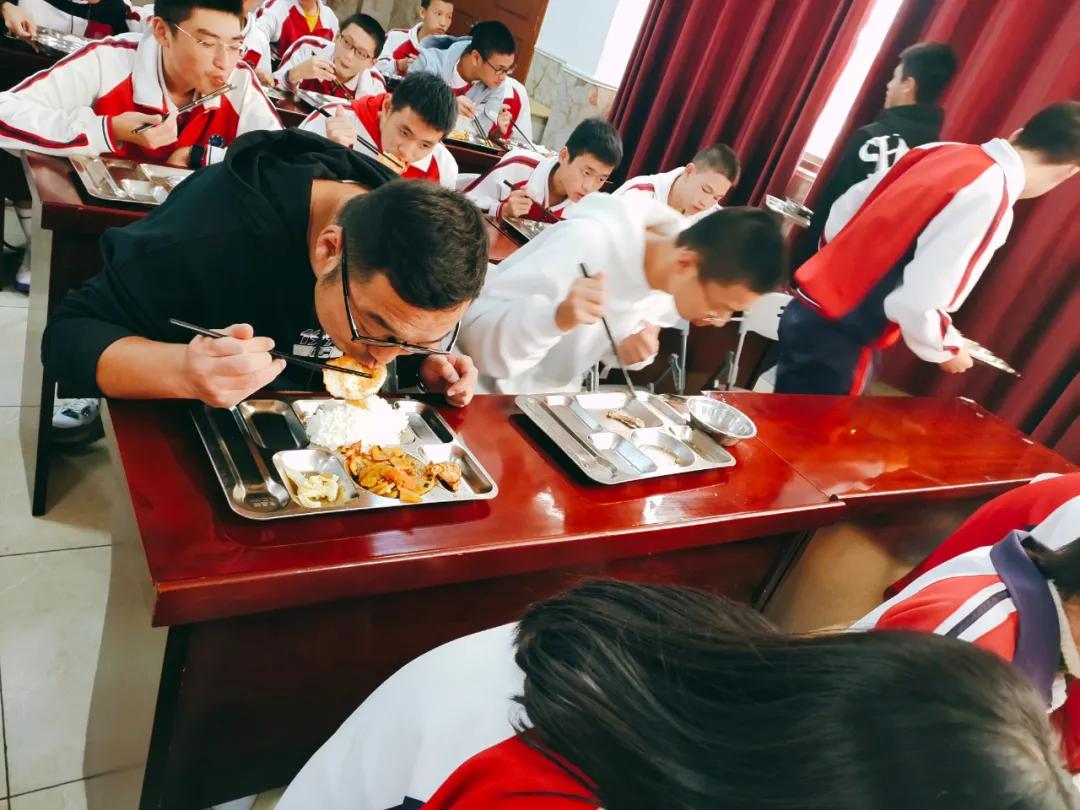 一粥一饭，当思来之不易——连江兴海学校“文明用餐，光盘行动”