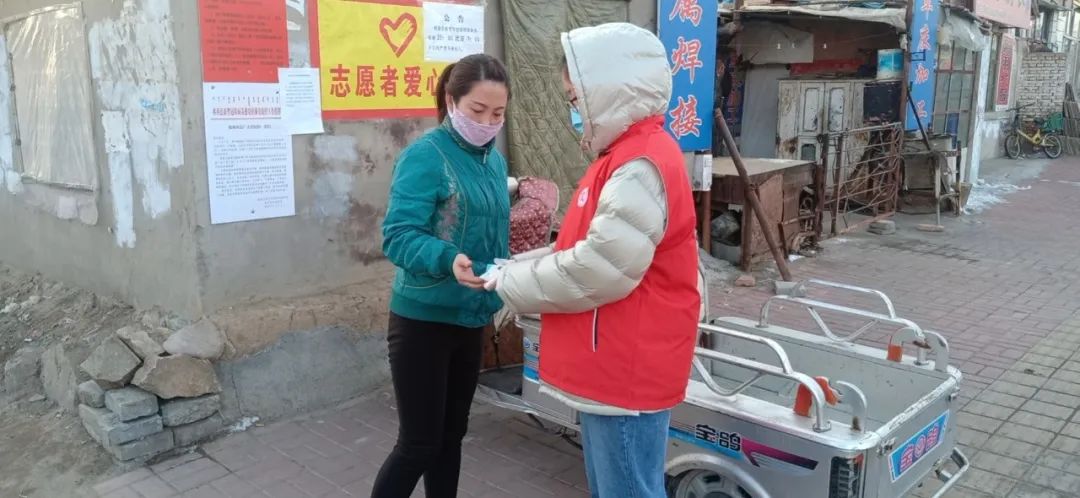 赤峰市林西县城南街道复工防疫两不误的志愿者