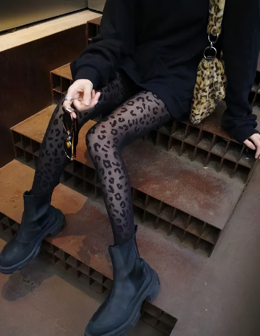 谁说丝袜不能配凉鞋,谁说丝袜一定要配高跟