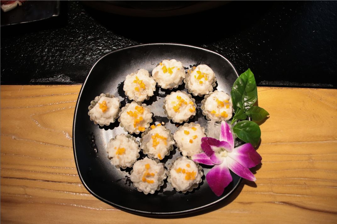 西双版纳告庄西双景星光夜市，为什么那么多人喜欢她？