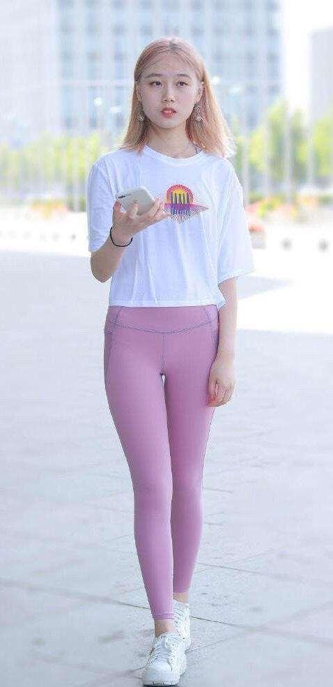 破洞裤穿搭气质,穿搭打底裤尽显时尚美感