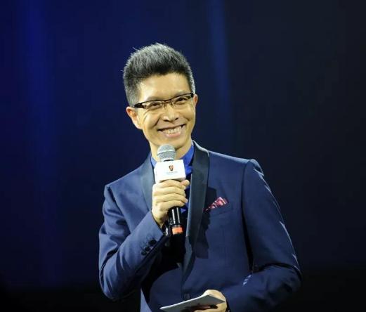 朱广权放飞心情看美景,朱广权放飞自我