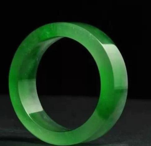 翡翠手镯基本知识大全,翡翠手镯的鉴赏方法和技巧