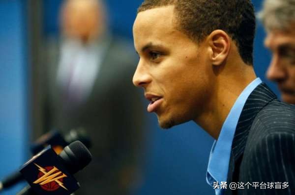 勇士队选择了斯蒂芬库里,勇士库里3年