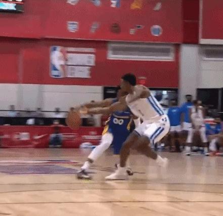 变向过人晃倒,库明加变向暴扣