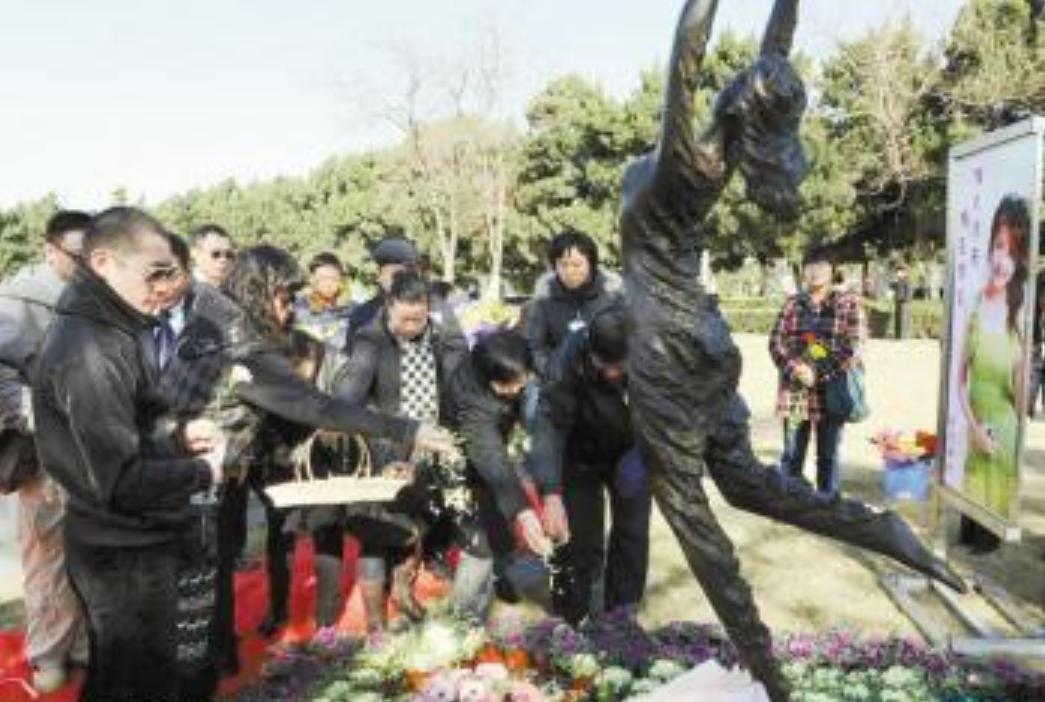 李钰男友汪雨现在怎么样了,被赵薇借命的李钰