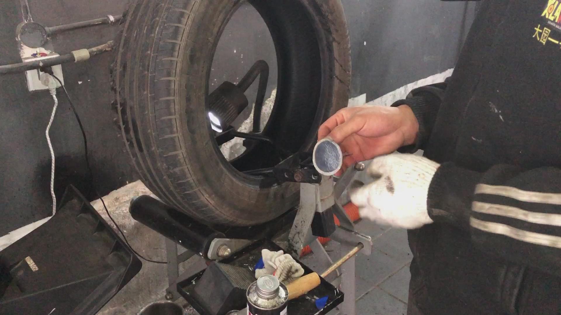 汽车轮胎侧面被钉子扎了怎么办,汽车轮胎侧边被钉子扎了怎么办