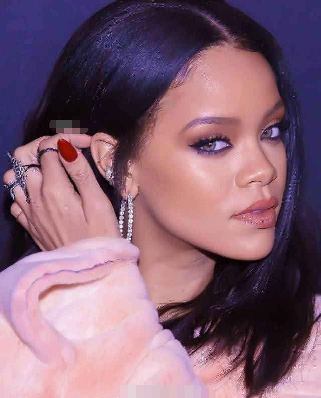 蕾哈娜写真高清图片唯美,蕾哈娜露孕肚出街豹纹外套