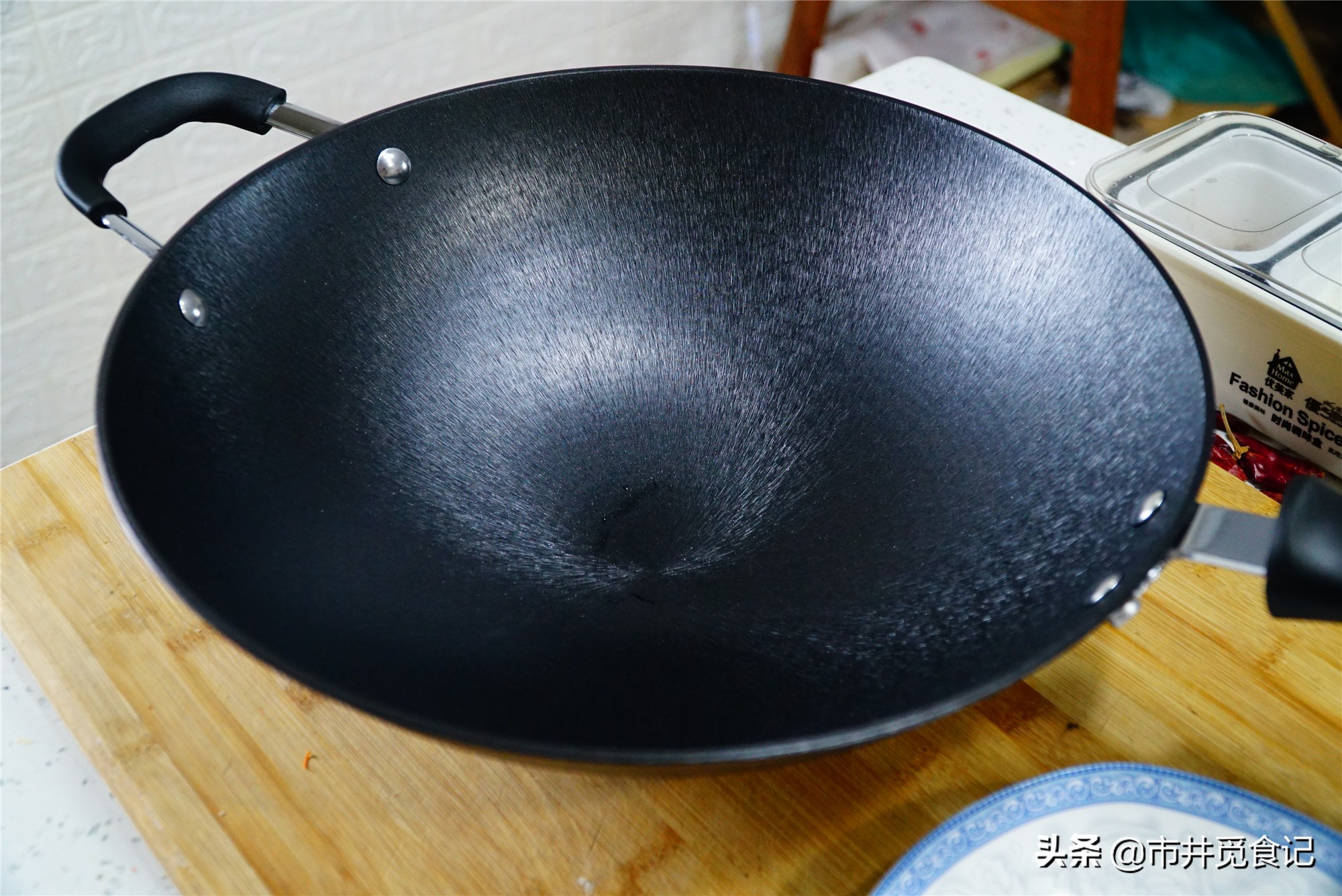 新锅生铁锅怎么开锅不生锈不粘锅,刚买的新铁锅用之前怎么操作