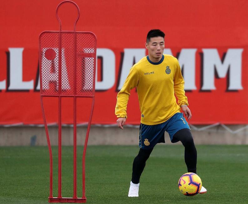 中国足球队为武磊庆生,武磊合照