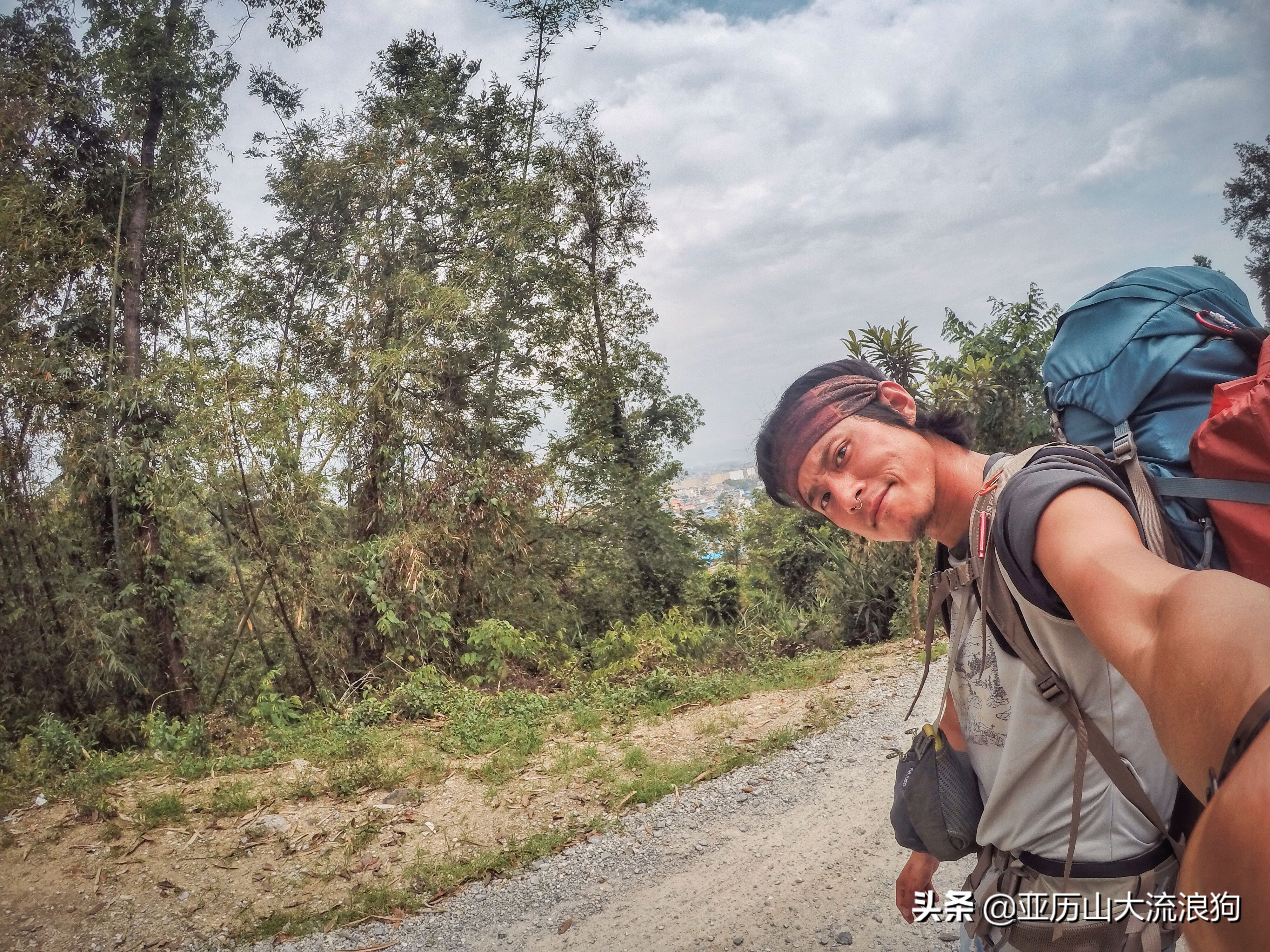 中缅边境的佛寺,旅途中遇到藏区僧人