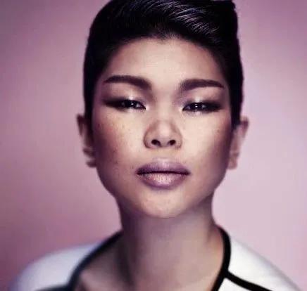 这位超模以“丑”出名,嫁法国富豪老公生帅儿子,38岁红遍全球