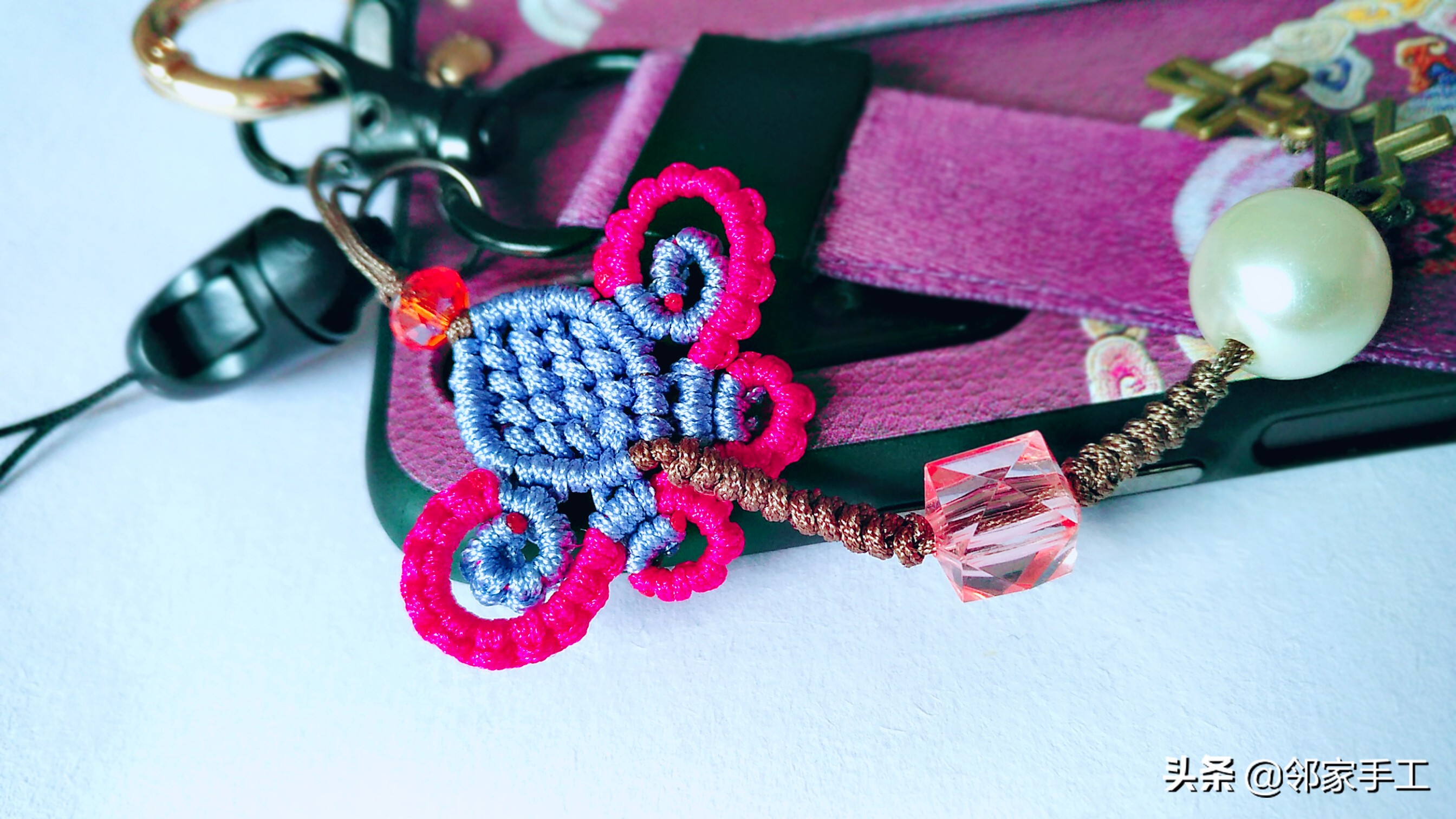 编蝴蝶手机挂件教程,带扣子的手机挂件编法