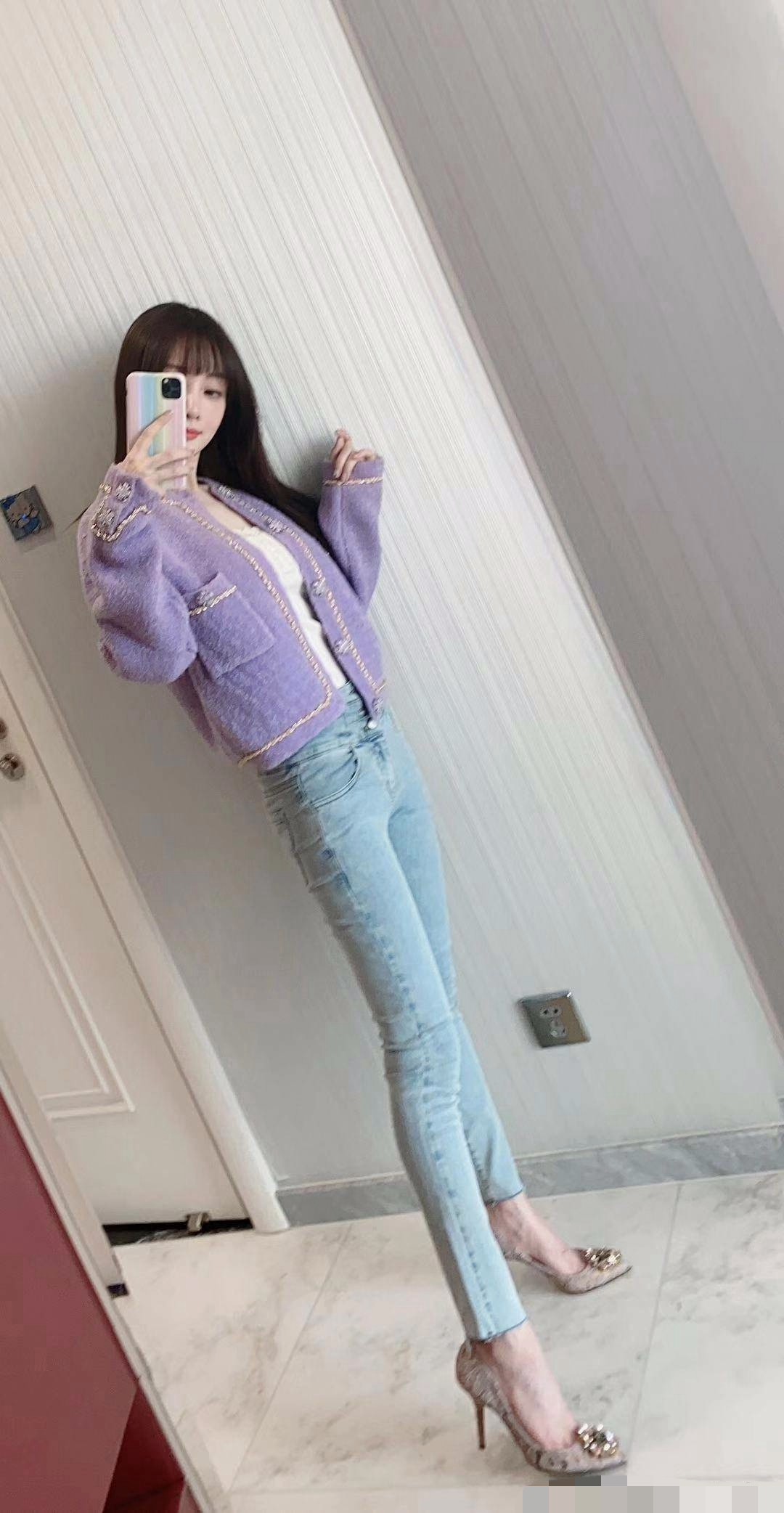 李小璐穿白t恤牛仔短裤 (李小璐穿蓝色卫衣跳手势舞)