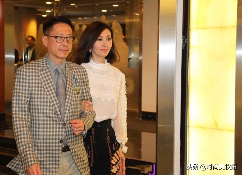 李嘉欣紧身裤配红西装,李嘉欣长裙现身孕味浓