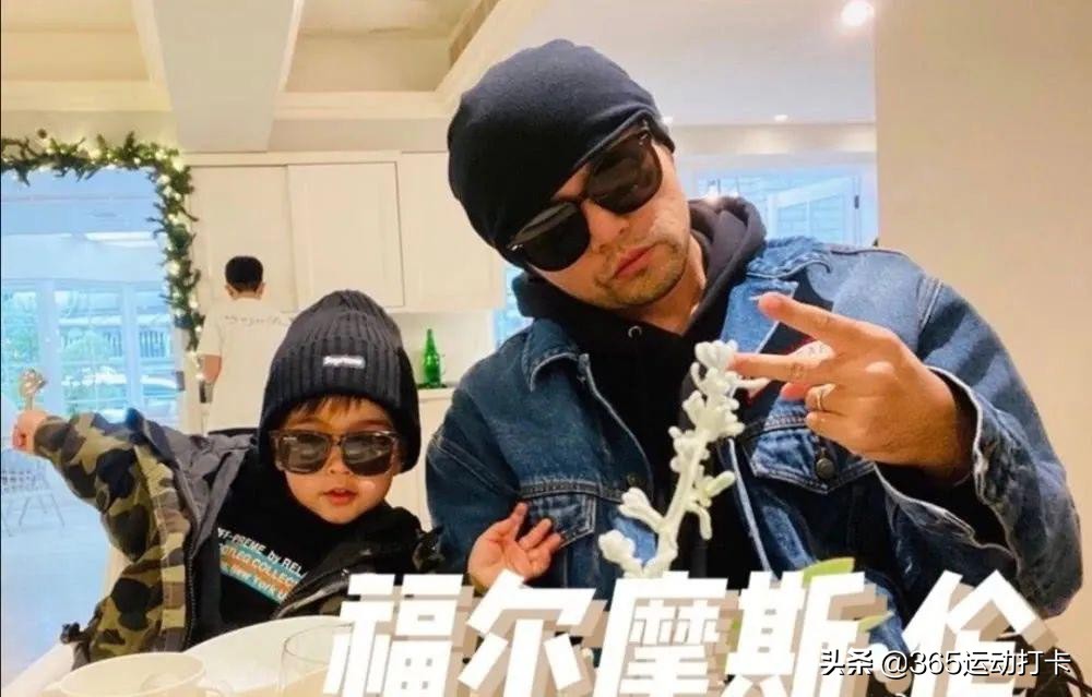 周杰伦喝奶茶变胖,周杰伦喝奶茶前后对比腹肌