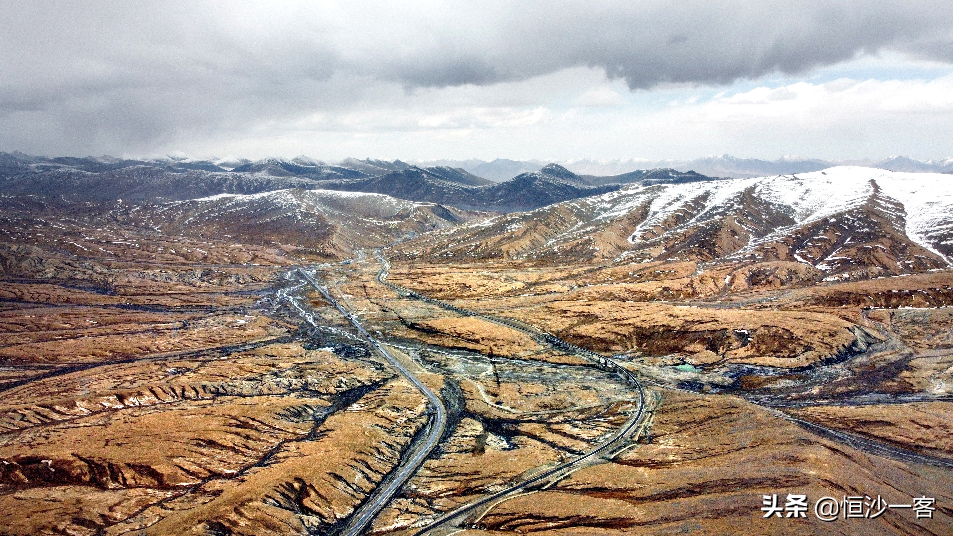 在唐古拉山口上,伸手把天抓,体验生命活力,进行精神探索