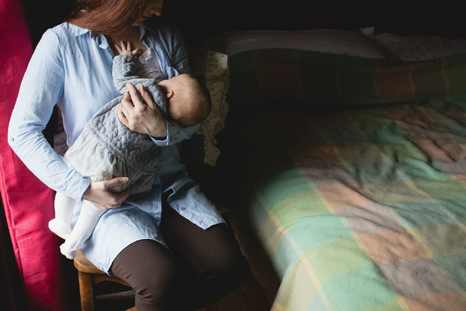 乳房两侧奶量不一样如何调整,为什么两侧乳房产奶不一样