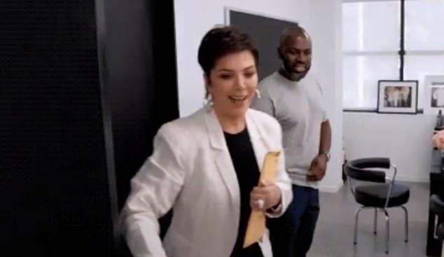 64岁卡戴珊妈妈也撒娇？和39岁黑人小男友在办公室亲吻，太甜了吧