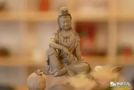 一个让世界停止战争，连总统都为其下跪的女人，我们必须铭记