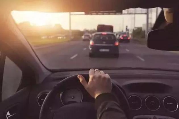 汽车半路突然没油视频,车辆半路没油怎么办别慌教你几招