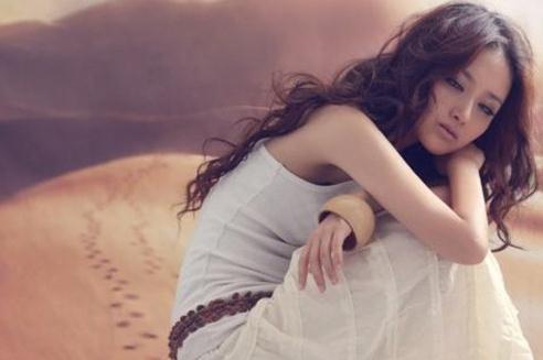 女人放不下一个男人，才会有这些表现，好心酸