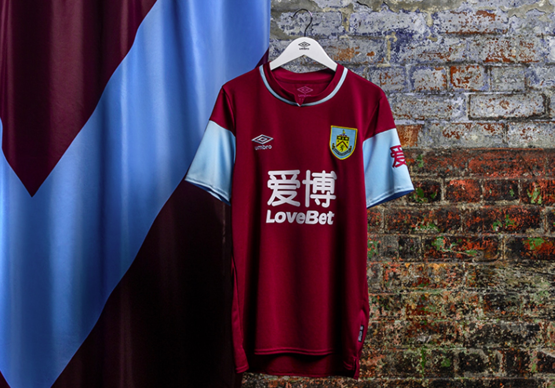 曼城13-14赛季主场球衣,19-20赛季曼城黑色客场球衣