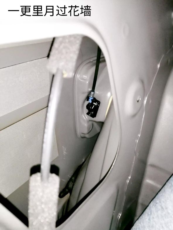 新车后翼子板被撞变形换还是修,汽车后备箱盖撞了怎么办