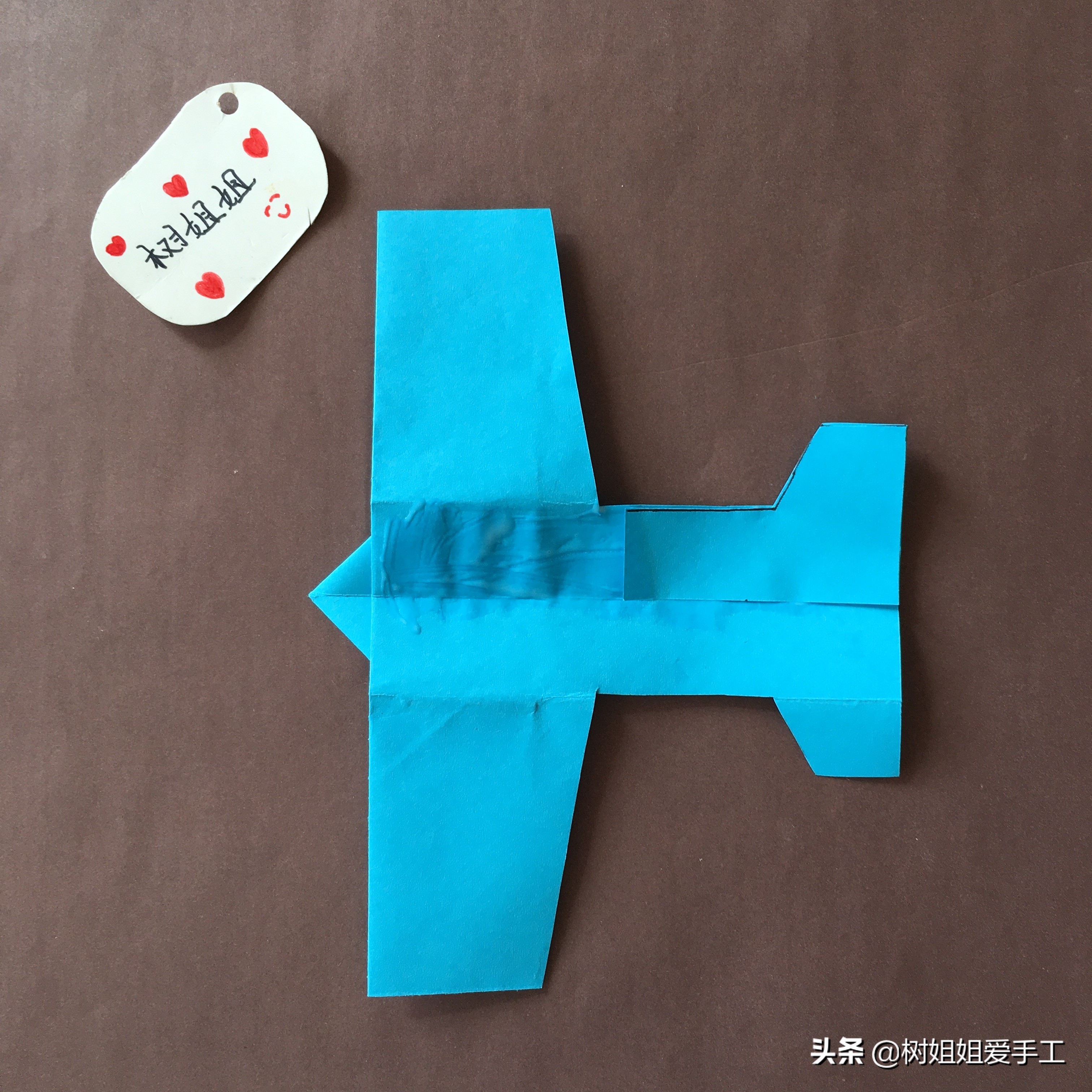 飞机折纸飞得又远又稳折法,正方形折纸飞得最远的纸飞机折法