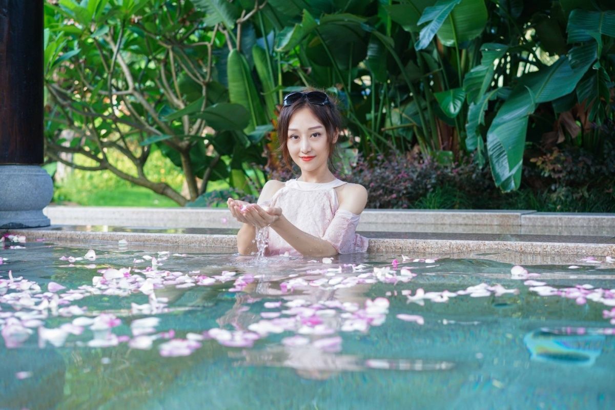 福建泉州聚龙小镇温泉公园：岩脉温泉中药花瓣池亲子戏水区