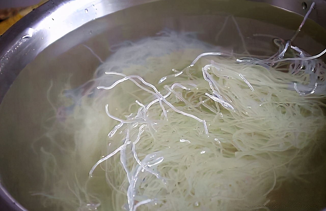 炒粉怎么炒才会不粘锅,炒干粉怎么不会碎