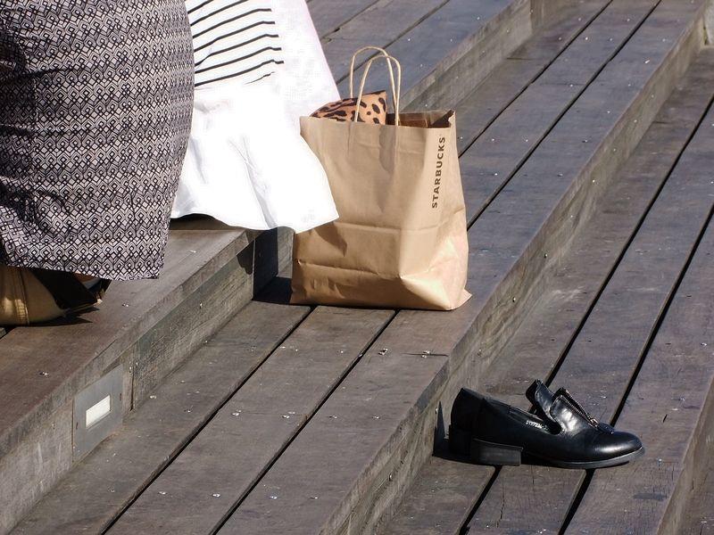 鞋子踩到臭东西怎么除臭,鞋子臭了怎样除臭女生