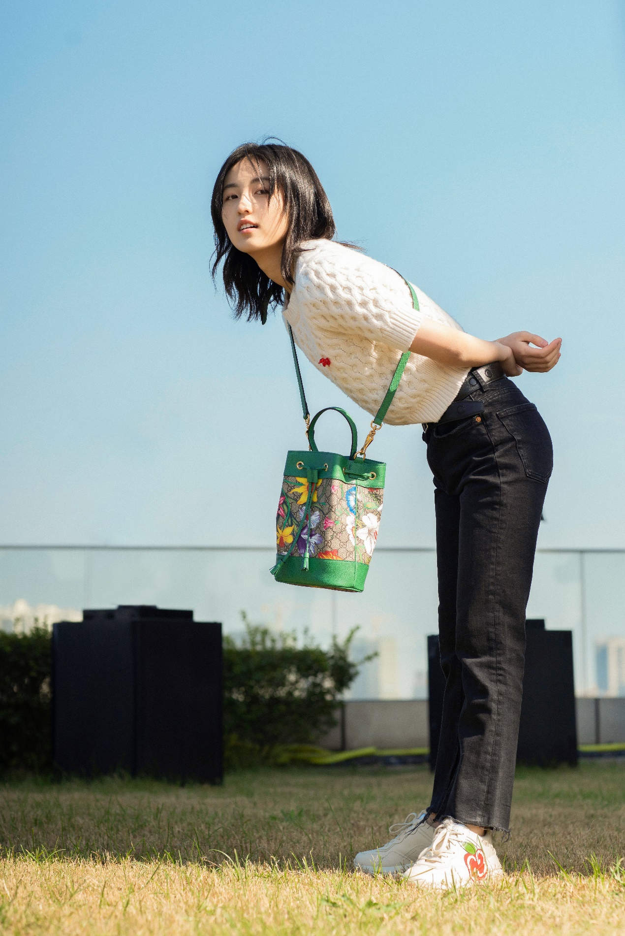 张子枫背大牌包包现身机场,张子枫穿西装现身机场