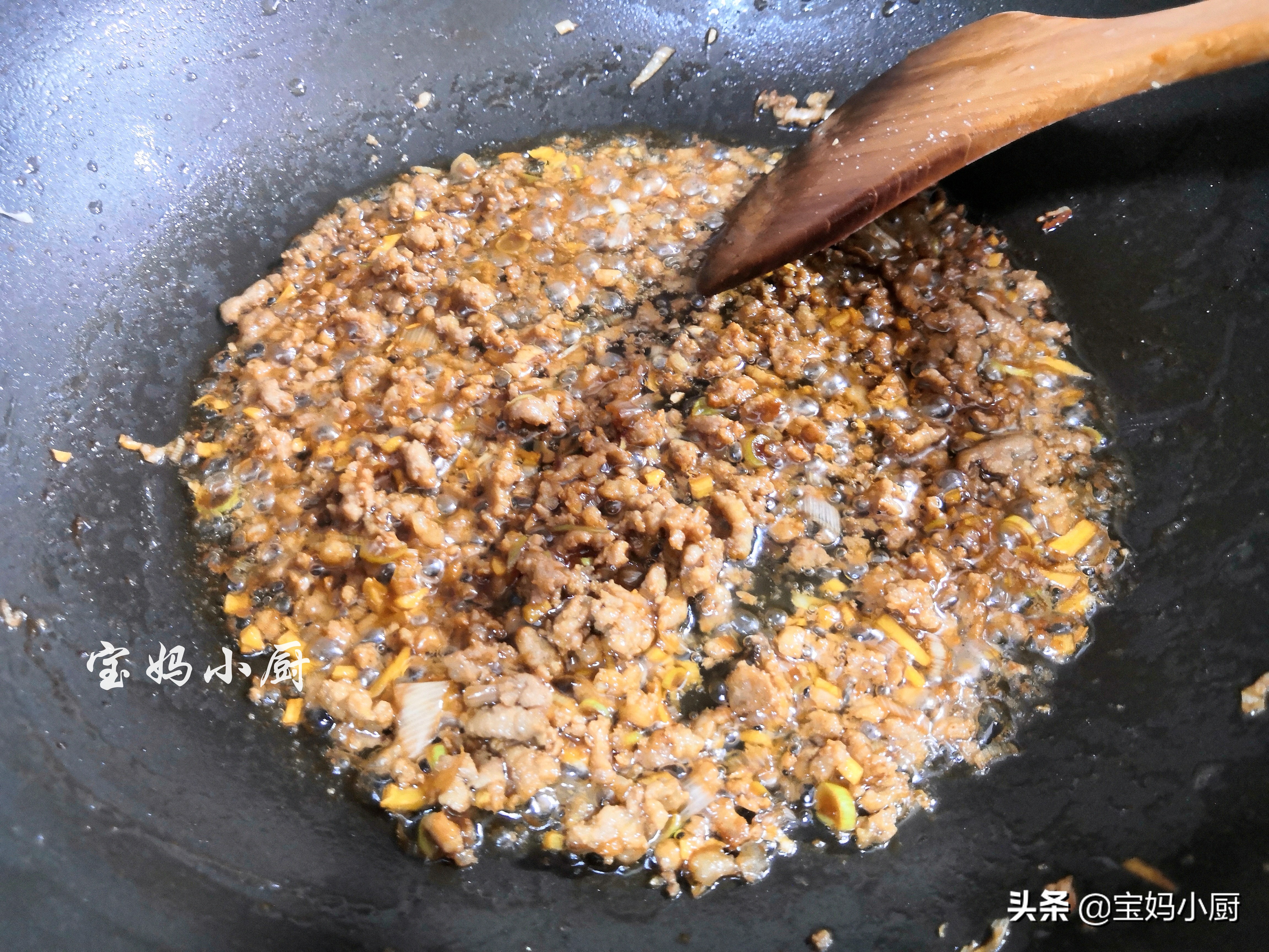 水煎包做早餐，脆底暄皮馅更香，快手上桌有窍门，照着做你也行