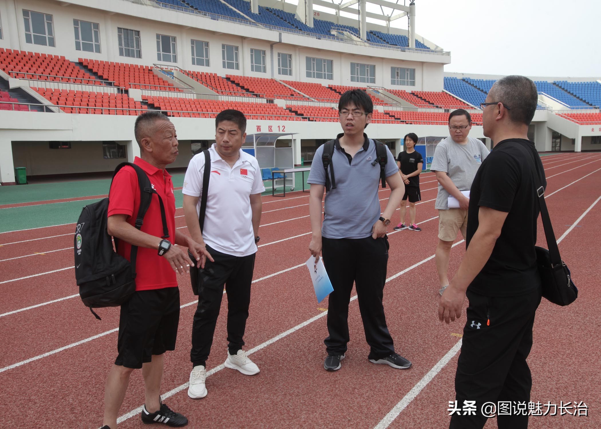 中国足协裁判对足球赛场最后一次检查