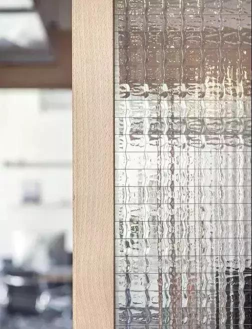 这种黑框玻璃门简直和小户型绝配,一切小黑屋都能被玻璃砖治愈