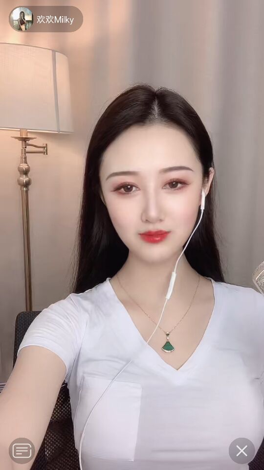 嵌上金饰、金丝的玻璃，让屋内充满金色阳光