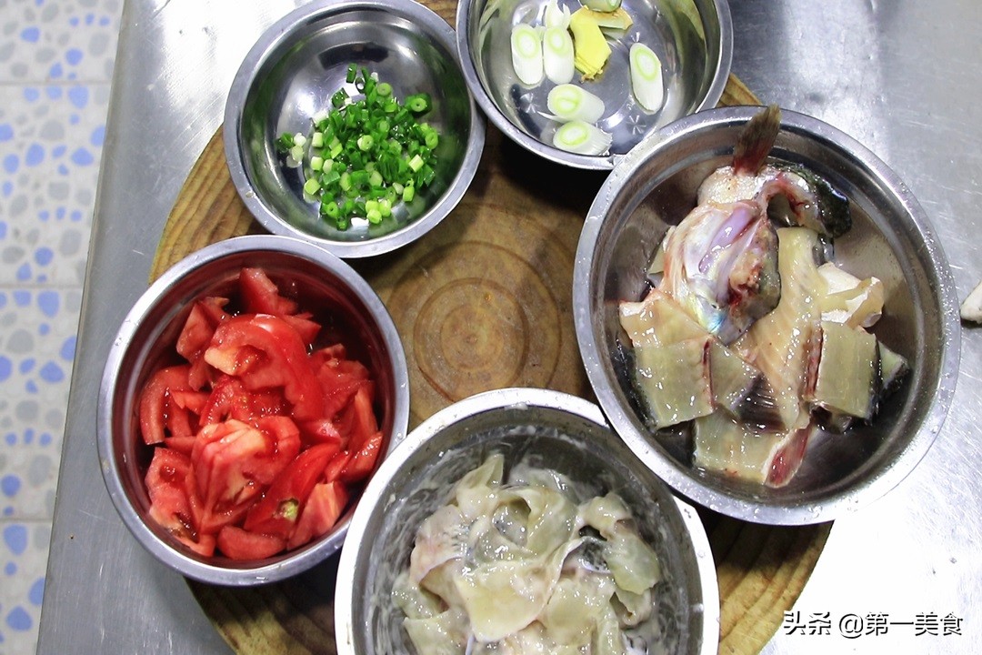 鲈鱼这个做法火了比清蒸的鲜香,鲈鱼不用清蒸这样做也很好吃